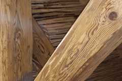 Maty trzcinowe zamontowane na poddaszu i przygotowane do nałożenia tynków glinianych.