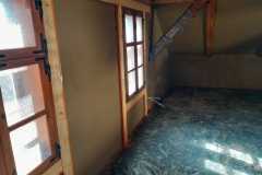 Ściany starego domu pokryte nowym tynkiem glinianym.