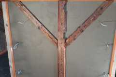 Ściany starego domu pokryte nowym tynkiem glinianym.