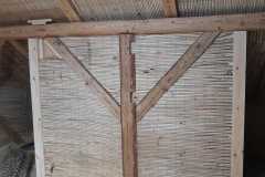 Maty trzcinowe zamontowane na poddaszu i przygotowane do nałożenia tynków glinianych.