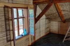 Maty trzcinowe zamontowane na poddaszu i przygotowane do nałożenia tynków glinianych.