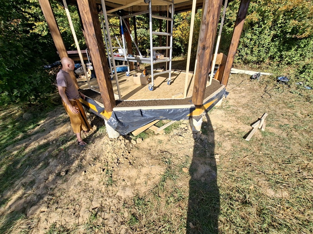 domek-dla-mnicha-kuti-podkarparcie-dom-ze-straw-balli-glina-sloma-Lepianka-1