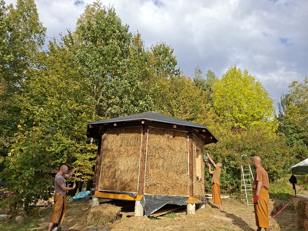 domek-dla-mnicha-kuti-podkarparcie-dom-ze-straw-balli-glina-sloma-Lepianka-3