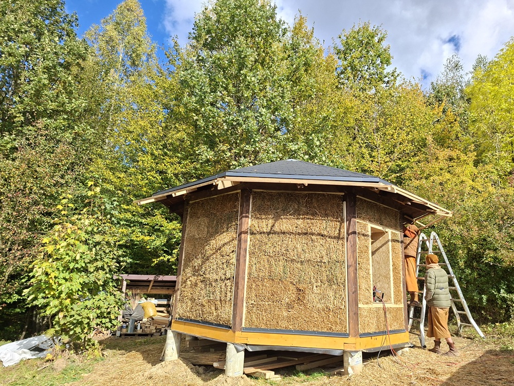 domek-dla-mnicha-kuti-podkarparcie-dom-ze-straw-balli-glina-sloma-Lepianka-5