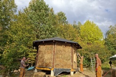 domek-dla-mnicha-kuti-podkarparcie-dom-ze-straw-balli-glina-sloma-Lepianka-3