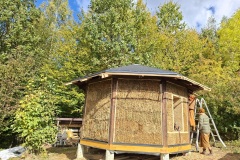 domek-dla-mnicha-kuti-podkarparcie-dom-ze-straw-balli-glina-sloma-Lepianka-5