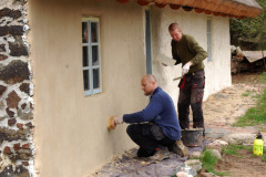 Elewacja_wapienna_na_zabytkowej_chacie-Jarocin-firma_Lepianka-1