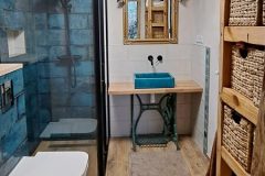 Lazienka-tynk_wapienny-drewniane_meble-firma_Lepianka-4-e1709554558992