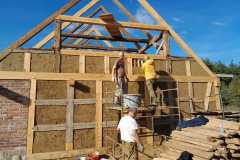 budowa_chaty-szkielet_drewniany-wypelnienie_glina_i_sloma-Lepianka-1
