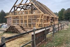 budowa_chaty-szkielet_drewniany-wypelnienie_glina_i_sloma-Lepianka-2