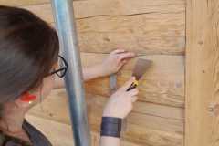 dom_szwajcarski-wyspa_Edwarda-Lepianka-len_w_szczelinach_pomiedzy_belkami-izolacja_lnem-1