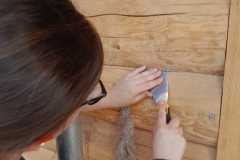 dom_szwajcarski-wyspa_Edwarda-Lepianka-len_w_szczelinach_pomiedzy_belkami-izolacja_lnem-10