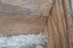 dom_szwajcarski-wyspa_Edwarda-Lepianka-len_w_szczelinach_pomiedzy_belkami-izolacja_lnem-13