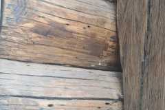 dom_szwajcarski-wyspa_Edwarda-Lepianka-len_w_szczelinach_pomiedzy_belkami-izolacja_lnem-7